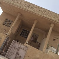 عمال عله باب الله ورزاق الله جدام عينكم بيت تعبان بشكل مو طبيعي حاولنه...