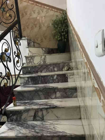 دار للبيع 
الشعب / شارع الصحة 
مساحة 200 م الواجهة 10 نزال 20 
سند 25 طابو زراعي 
الطابق الاول غرفتين نوم+مطبخين كبير وصغير+حول+استقبال+٢صحيات 
الطابق الثاني ٤ غرف نوم +صحيات + حولي 
الطابق الثالث بيتونه+سطحين 
البيت كله مرمر وسيراميك 
خدمات كامله وقريب ع شارع العام 
300 مليون 

التواصل ع هذا الرقم 
***********
