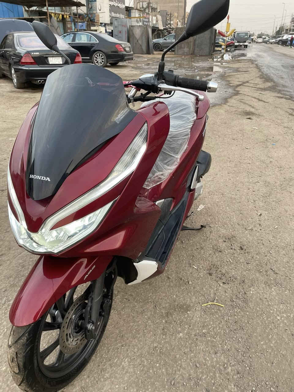 سلام عليكم 
PCX
جيل الثالث 
مكينة 150
بصمة 
حساس ازدحام 
دتفئة بل يدات 
ABSبل بريك مانع تزحلق 
ماشية 10905
دراجة كفالة عامة من مكينة وكفرات ودبلات شلعة وعدل 
نازلة من معرض حيدر طارش 
اوراقهة موجودة وحتة كتلوكات 
الشركة بيهة 
سعر خاص لن يكسرون بيهة 
مكاني شارع الكفاح او سبع ابكار 
***********
