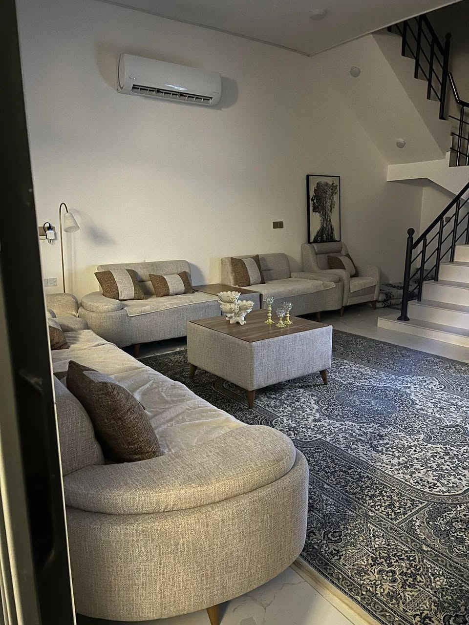 فرصة ذهبية – منزل راقي للبيع في كربلاء المقدسة / حي فارس 🔥

🏡 مساحة 100م² – بناء جديد وفارغ جاهز للسكن فوراً
بموقع مطلوب وواجهة مرتبة.

البيت طابقين بتصميم عملي ومريح:

🔹 الطابق الأول:
• غرفة نوم
• صالة واسعة
• استقبال
• صحيات
• مطبخ راكب وجاهز

🔹 الطابق الثاني:
• غرفتين نوم
• صالة
• صحيات

🔹 السطح: 2
🔹 البيت يُباع مع كامل الأثاث… جاهز تسكنين اليوم قبل باچر!

💰 السعر:  255  مليون – مع الأثاث

📞 للحجز والاستفسار 
رقم تواصل ...
*********** متوفر واتساب

✨ لا تفوتون فرصة تملك بيت جاهز، نظيف، وبسعر ممتاز! ✨
#ترند #سكارف #كربلاء_المقدسة #كربلاء_حي_فارس #instagram #تجارة #بيت_أحلامك #بيت
