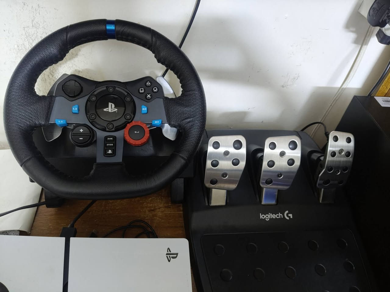 متاح دركسون اصلي شغال ع بلي 4 وبلي 5 سعر 215 بدون كارتون نضيف مستعجل بعدد الأصابع مكاني الزعفرانية *********** توصيل موجود بغداد
