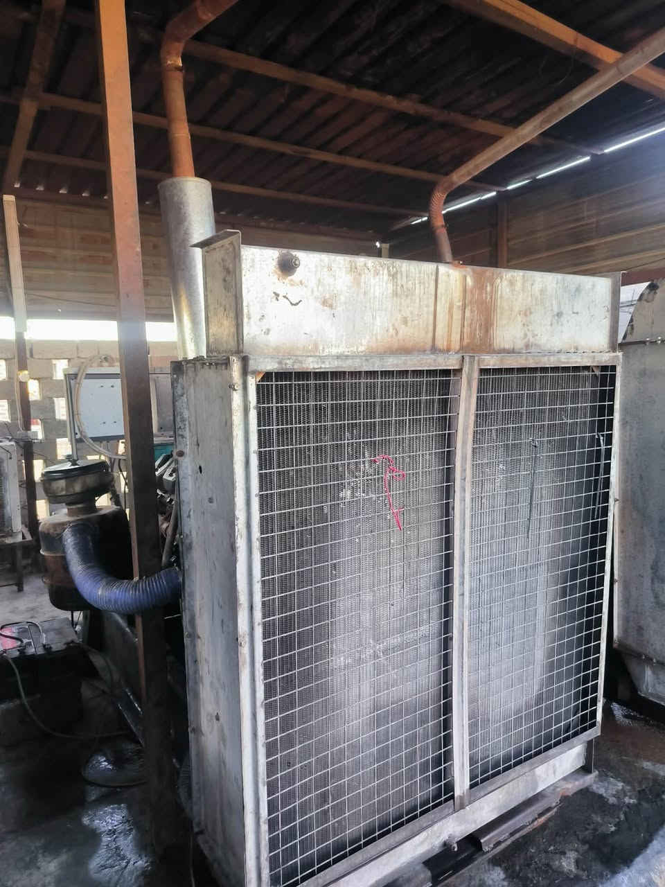 اسكانيا حجم ١٤٤/ ١٥/٠
٨/بستم كرنك ستندر 
بم ونوزل جديد مشتغله 
راديتر وانتر كولر جديد 
راس توليد ٤٠٠/ك
مابي اي نقص شرط تاخذ، حمل منه ١٠٠٠/امبير مكينه كهرباي 
فقط محرك بي خيط بوخار قليل
المكان الانبار الكرمه 
اتصال فقط ***********
السعر ١١٠ ورقه وبي مجال
