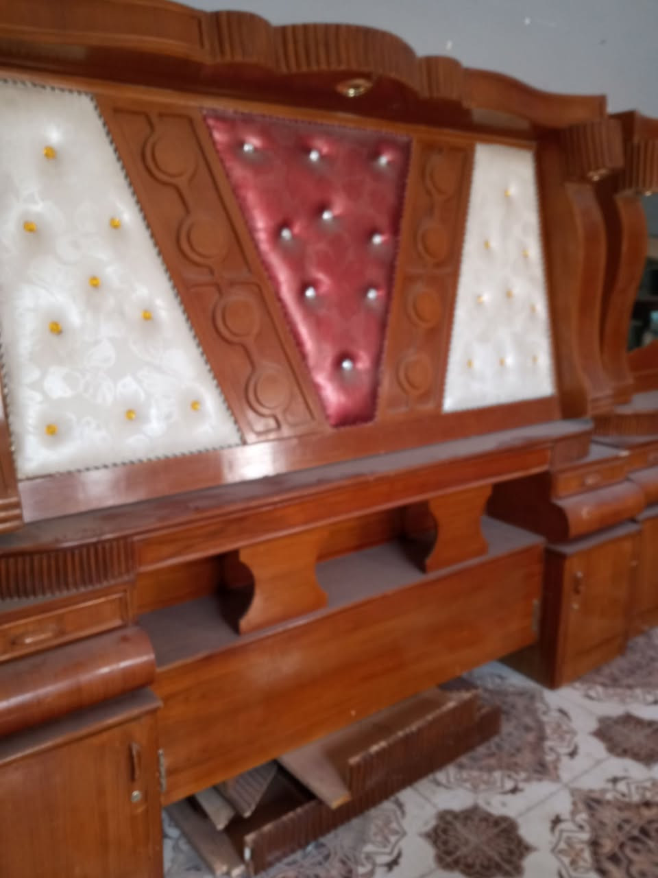 غرفه نوم صاج تفصال  نضيفه كلش لبيع الاستفسار
***********
