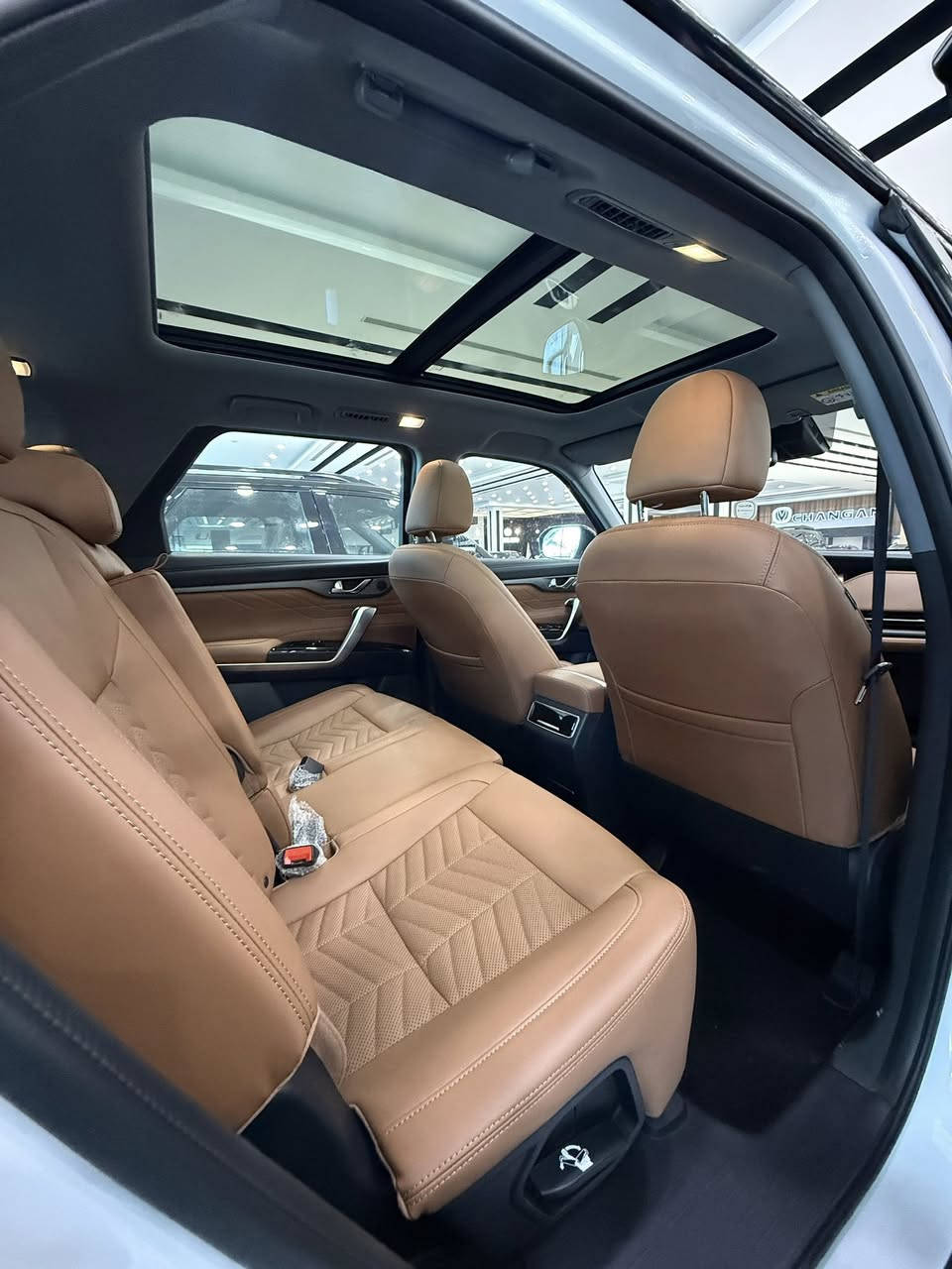 شانجان CS95 موديل 2026 هي سيارة دفع رباعي عائلية 7 مقاعد بمحرك بنزين تيربو 2.0 لتر بقوة 233 حصان، مزودة بناقل حركة أوتوماتيكي 8 سرعات، وتتميز بتكنولوجيا متقدمة تشمل شاشات رقمية، نظام أوامر صوتية، وأنظمة مساعدة سائق متكاملة، وتوفر خيارات دفع أمامي أو رباعي 
المحرك والأداء:
المحرك: 2.0 لتر، 4 أسطوانات، بنزين تيربو.
القوة: 233 حصان.
عزم الدوران: 390 نيوتن متر.
ناقل الحركة: أوتوماتيكي 8 سرعات (من شركة Aisin في بعض الفئات).
نظام الدفع:  دفع رباعي (AWD).
السرعة القصوى: 240 كم/ساعة.
التسارع (0-100 كم/س): حوالي 5ثواني 
الأبعاد والسعة:
الأبعاد: 4949 ملم (طول) x 1930 ملم (عرض) x 1790 ملم (ارتفاع).
السعة: 7 ركاب.
خزان الوقود: 74 لتر. 
التجهيزات الداخلية والتقنية:
الشاشات: شاشة لمس LCD HD 4K، لوحة عدادات رقمية بالكامل.
الترفيه: نظام أوامر صوتية، آبل كار بلاي وأندرويد أوتو.
المقاعد: جلد، تعديل كهربائي للسائق (ذاكرة 3 وضعيات) والراكب، وتبريد.
ميزات إضافية: فتحة سقف بانورامية، شاحن لاسلكي، ثلاجة صغيرة، تحكم مستقل لتكييف ثلاث مناطق. 
الأمان والسلامة 
كاميرات: 4كاميرات، رؤية 360 درجة (كاميرا 540 درجة).
مساعدات القيادة: رادار أمامي، نظام تحذير من الاصطدام الأمامي، مكابح طوارئ، مثبت سرعة تكيفي (L2).
مستشعرات: نقاط عمياء (حساسات جانبية). 
مميزات إضافية:
أنماط قيادة متنوعة (ثلجي، اقتصادي، رياضي).
عجلات ألومنيوم 20 إنش.

للأستفسار اكثر زياره موقعنا الكائن 
بغداد سريع الدوره مجاور محطه وقود شواطى دجله

***********
مستشار المبيعات :عبدالرحمن نصر
