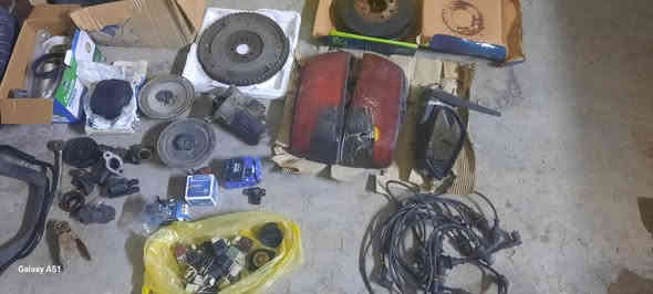 السلام عليكم غراض بيجو بارس للبيع شلع
راديتر مستعمله شهر
فلنجه خلفيه جديده
فلاوين +سلف 
مخده زوج خلفيه جديده 
بك لايت خلفي 
قبق ولفات +درع 
واير بلكات وايسي وتاير حجم ١٤ (٧٠ على ١٨٥)
عنوان بغداد رقم ***********
