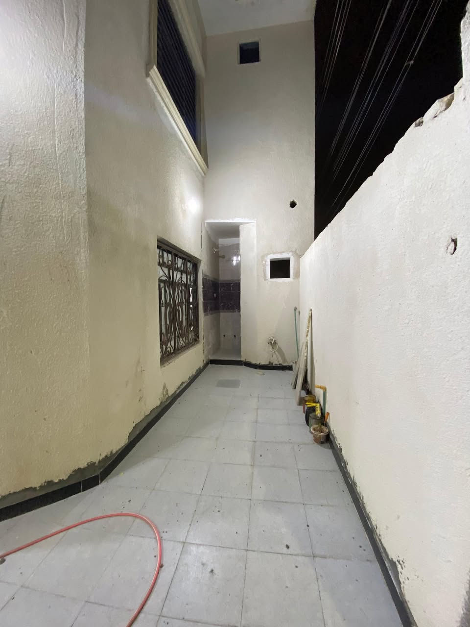 السلام عليكم بيت للبيع في دور الشرطه قرب المعارض بيت مساحه200م حديث باقي (تشطيبات الحمامات فقط) بيت طابقين الطابق الارضي كراج+صاله+ديوان+غرفه+صحيات داخل وخارج الطابق الثاني3غرف نوم+صحيات(3غرف نوم سويت) سعرالبيت230 وقابل للتفاوض بالخدمه للاستفسار واتساب واتصال ***********
