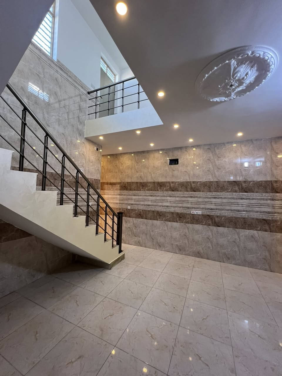 السلام عليكم 
بيت بمنطقة الحسينية منطقة الثلاثينات المربع الأول على ساحة خلف التجاري 
مساحة البيت 105 متر واقع حال 115 جبهة 5 متر ونص والنزال 21 متر  
سعر البيت 95 مليون وبي مجال بسيط 
للأستفسار الاتصال على الرقم :***********
