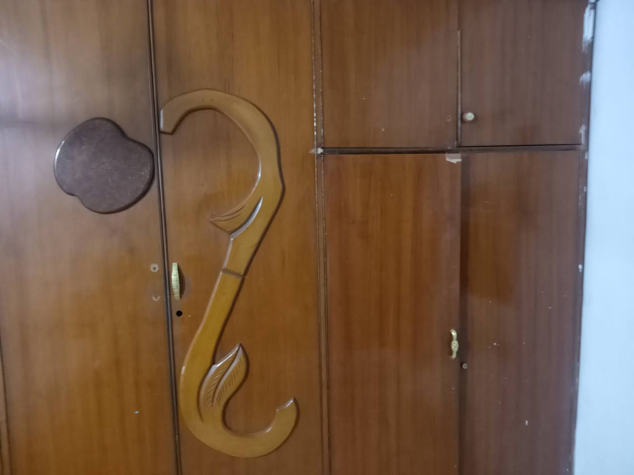 كنتور ست أبواب +  ملحق السعر ١٠٠ وبي مجال *********** مستعجل
