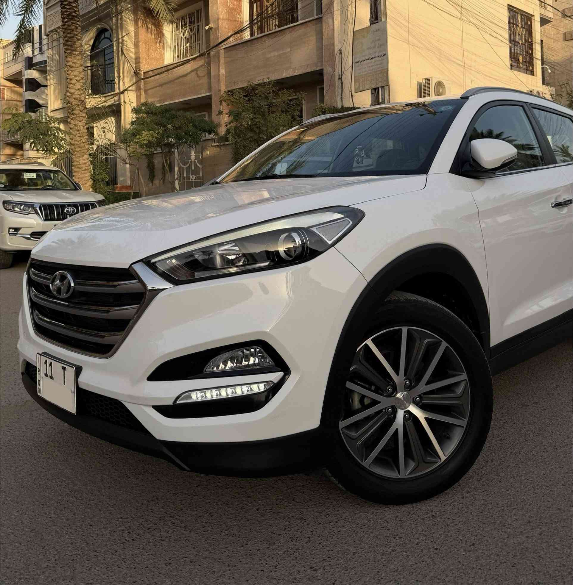 السلام عليكم
هيونداي توسان خليجي 2017  وكالة القلم السيارة ماشية 32 الف كيلو متر حقيقي شرط الفحص السيارة على ايد وحدة من الزيرو لحد الان منطلع بيها كلش قليل بحيث حداديتها مال شركة بعدها مملعوب بيها وجياست لشركة كلهن بيها 
مواصفات: 
كامرة خلفية
حساس خلفي 
لايت LED 
ويل كب كروم عدد 5 
مري شفط
اشاير مري
تحكم استيراً 3 جهات 
قطعتين تبريد
مسجل بلوتوث
لايت كهربائي يصعد وينزل
كير اوتو ماتيك
يدات نيكل
شباك نيكل
بردة خلفية
بلوجكتر 
كير اوتو ماتيك 
مراية اوتو دم عاكسة للضوء 
سبير المقدس منازل 
السيارة رقم جديد وسنوية جديدة لل31 وهزة جديدة كاملة مكملة مابيها نقص 
السيارة مكفولة كفالة عامة من الصبغ و البارد و الشخوط عدة صبغ شبرين من البنيد فقط ورصعتين بل باب لخلفي 
مكان السيارة بغداد البنوك 
والسعر : 180 وبيها مجال بسيط 
للاستفسار : ***********
