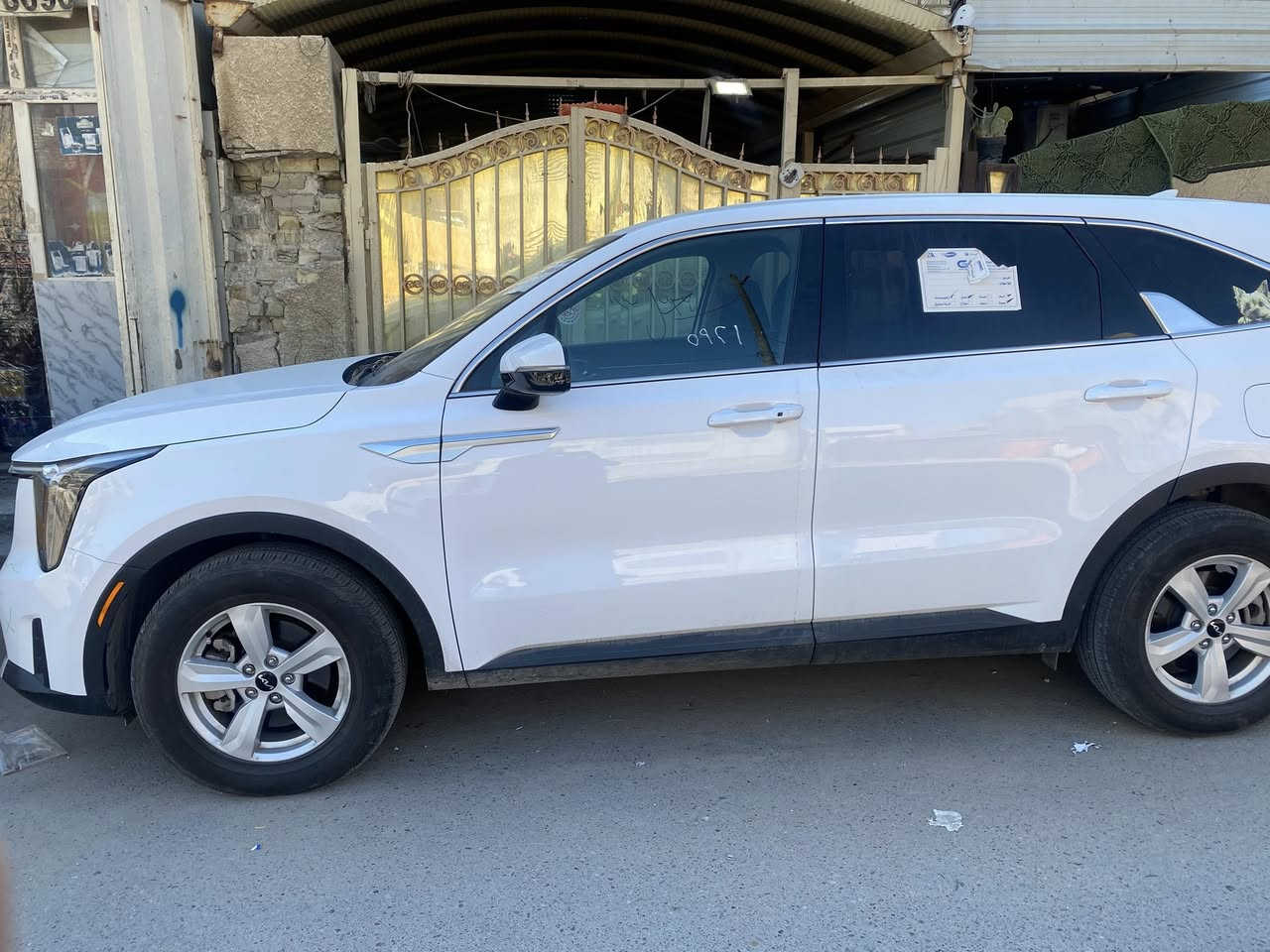 السلام عليكم سورنتو 2024LX بيع مستعجل على وضعه وارد امريكي قبل اسبوع دخلت السيارة مال كتاب شهداء شبه كلين بس الجنطة بيهة بارد مواصفاتها شاشة كبيرة مع دواره انضمة قيادة قطعتين تبريد 7راكب رادار امامي +خلفي +جانبي توقف ذاتي عند الاقتراب محرك 4سلندر تيربو تحديد مسار لايت زنونالسيارة ماشية 30الف فقط والسعر 265 وبيه مجال للاستفسار ***********
