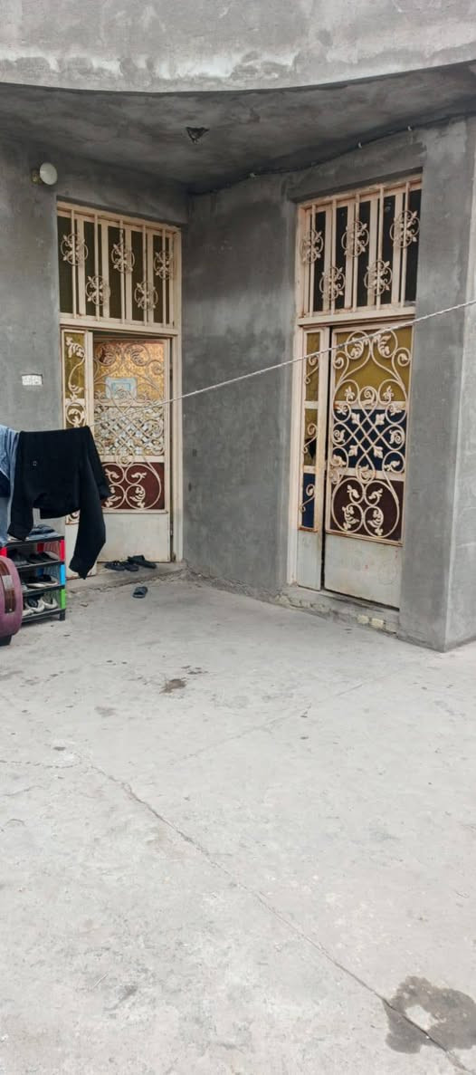 بيت طابو مساحه200 في دور الشرطه قرب محطة الكندي يحتوي على ستقبال ومطبخ وصاله وقرفتين  ومناور ثنين وصحيات خارجيه وداخليه السعر 200هاتف ‏‪0774 933 1694‬‏
