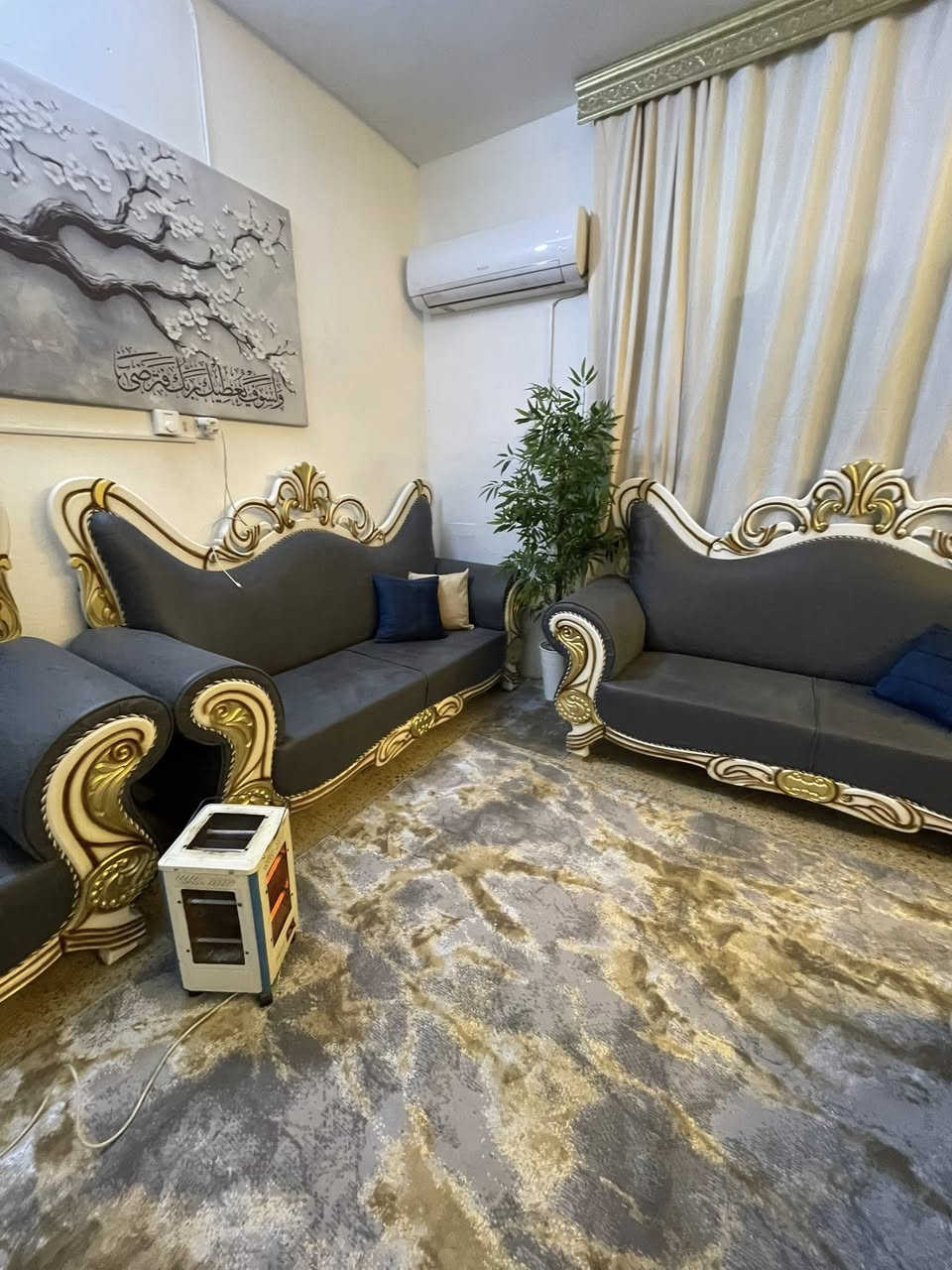 تخم ملكي سعره ٧٠٠ الف ١٠ مقاعد عنواني بغداد وياه طبله خشب اصلي لكن مغلفه قماش يمكن اسمه شامو🥹❤️
التخم من نوع الي ينمسح عالسريع


**إذا كنت صاحب هذا الإعلان وتريد حذفه لأي سبب، رجاءا أرسل رسالة إلى الدعم الفني**