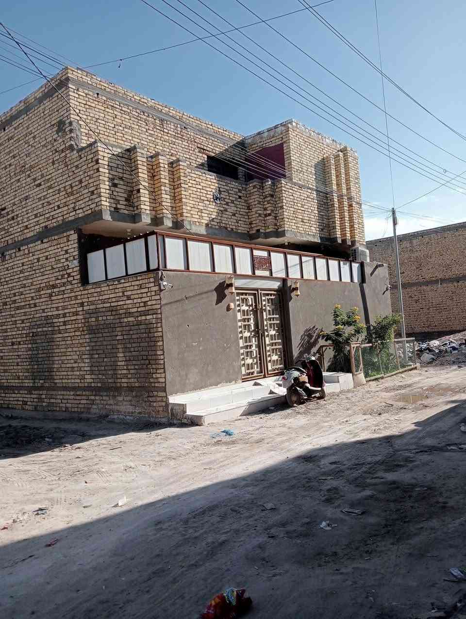 بيت للبيع  100متر
طابو اسهم خلف جامعة الامام الصادق الفرع المقابيل ملعب الفرات 

طابقين 

طابق الارضي غرفه وصاله ومطبخ وصحيات واستقبال وطرمه 

الطابق الثاني غرفتين وصاله وصحيات عوزه لبخ وتخمير 

البيت صب كونكريت بناء2024

الشارع عرضه8 مشمول بتبليط

بيع مستعجل السعر 95وبي مجال للطيبين

***********
