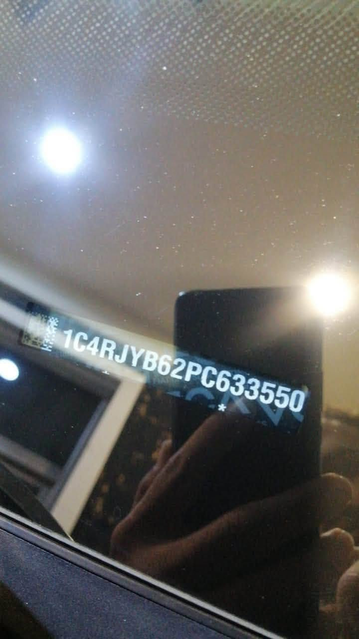 جيب شيروكي 2023 هايبرد
ماشيه 24000
سياره رقم بغداد  بأسمي
السعر 31000 $ بي مجال بسيط كلش
فول مواصفات  بانوراما ، شاشتين ،وغيرها هوايه مواصفات
مثل ما موضح بالصور
حادثها جاملغ امامي بسيط بدون ايرباك 
للاستفسار ***********
