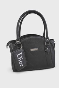 زبائننا الأعزاء 🤍 تشكيلة اليوم ما تتنفوت👌 وبأسعار جدا مناسبه 🫰 حقائب ل...