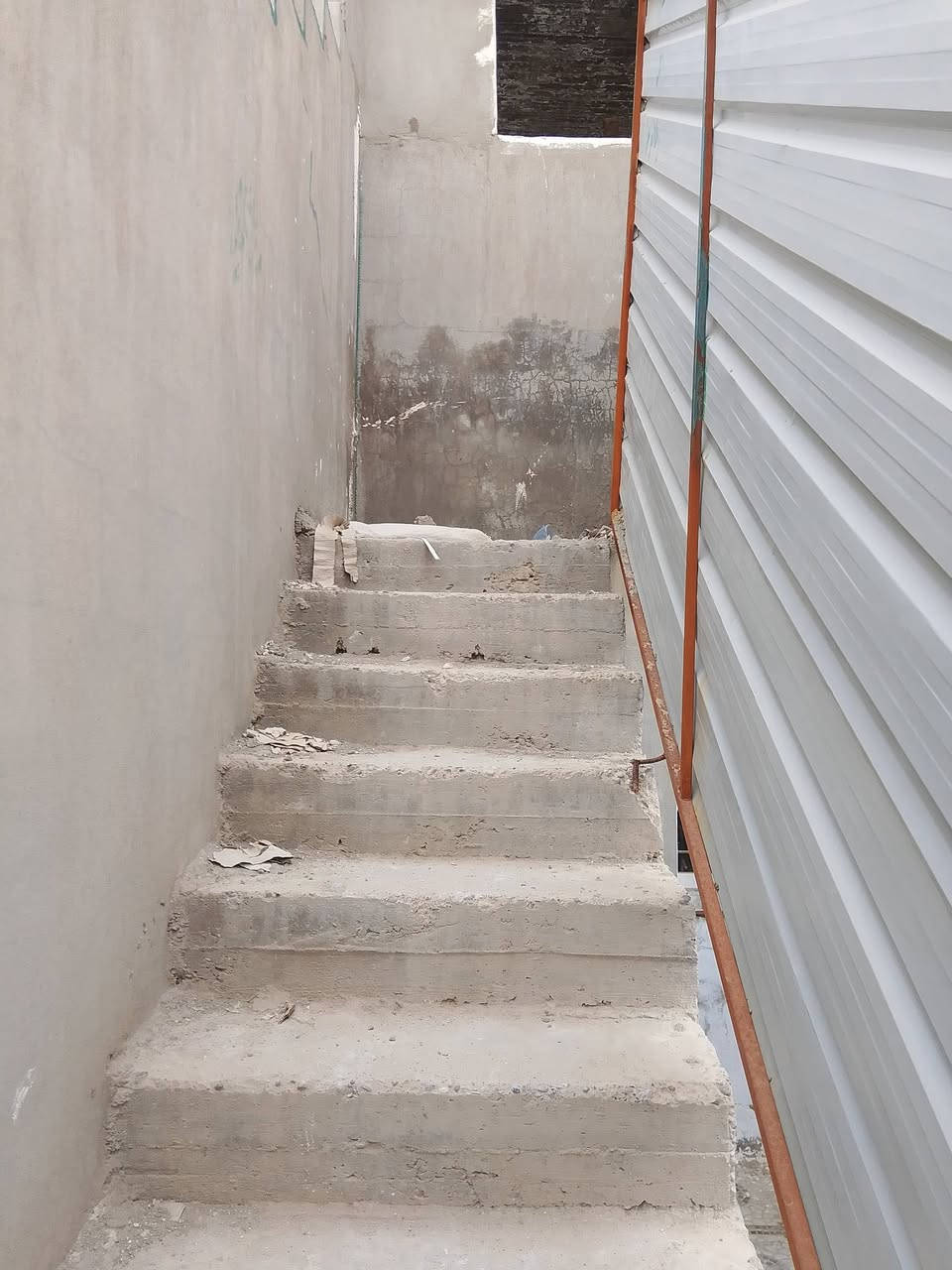 بيت الإيجار قاط2 دراج خارجي معزول مكان نهايه العسكري موقف كوسترات من جهه من الايسر  بيت يحتاج ابواب شبابيك فقط سعر الإيجار 125الف مطلوب عائلي صغيرة او خارج محافض طالب موضف او عمل يسكن بي الاستفساراكثير للاتصال *********** من الله التوفيق ونجاح
