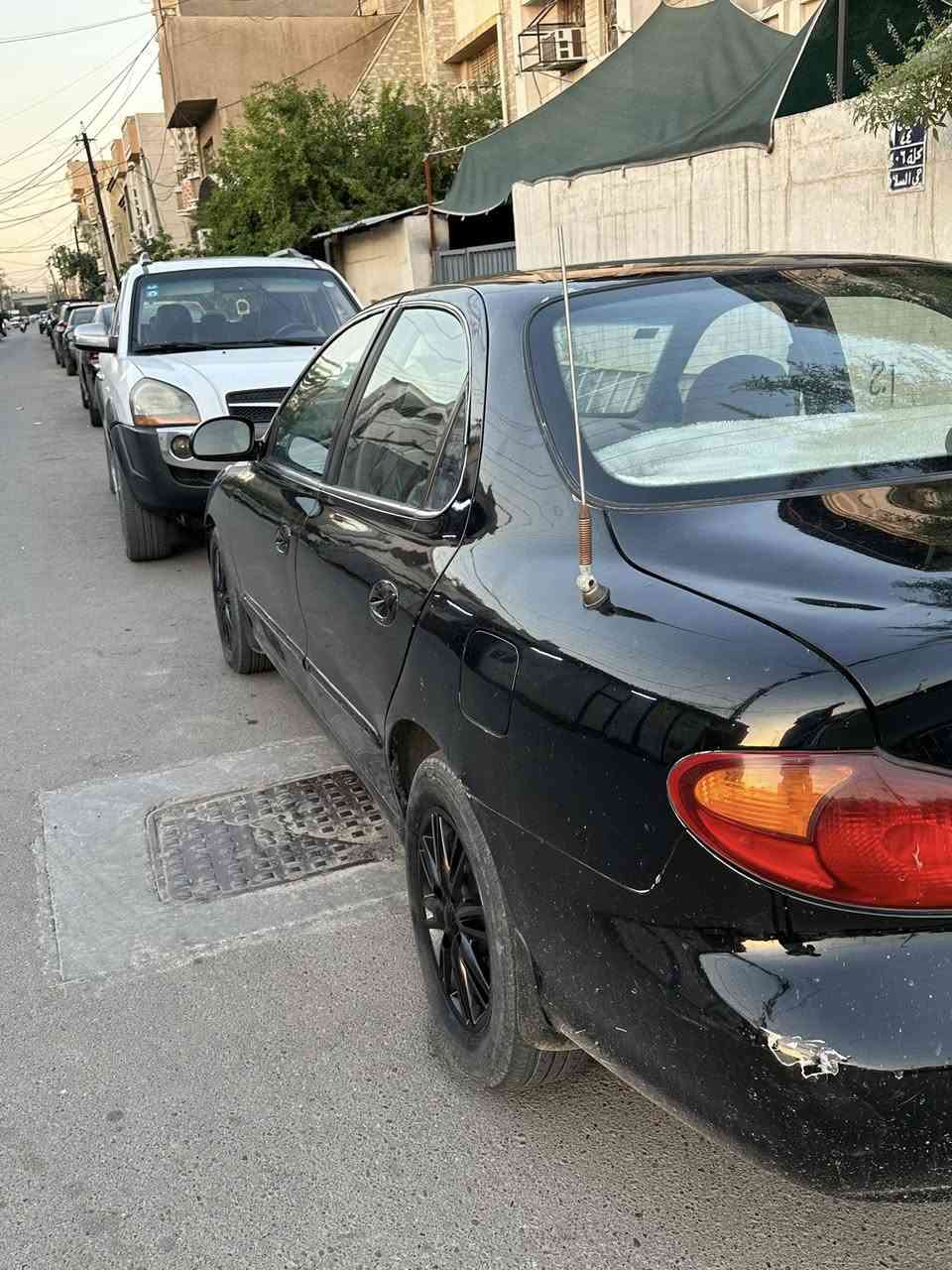 للبيع هيونداي ألنترا موديل 2000*  
اللون: أسود | قير أوتوماتيك*  
الحالة: نظيفة ومحافظ عليها*  

المواصفات  
- موديل: 2000  
- كير: *أوتوماتيك* 
- سنتر لوك + ريموت  
- فتحة سقف   
-شاشه
- مكيف شغال 100%  
- السيارة بحالة جيدة جداً، لا تحتاج مصاريف  

السعر: [55] قابل للتفاوض بالمعقول
الموقع: [بغداد ]
للتواصل: [***********]- واتساب متاح

ملاحظة السيارة استخدام شخصي، والبيع كاش
