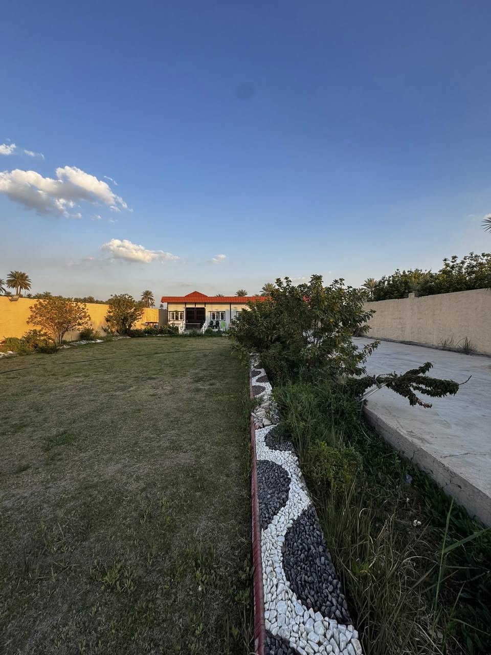 السلام عليكم
مزرعة للبيع 
مع شاطيه تابعه للمزرعه 
بغداد المدائن سلمان باك ( باوي ) 
وقف عقد جديد ثاني يوم تحويل 
تصلح ايجارات او سكن 
وجه 20 
نزال 125 
وجه سدة 
2 غرفة نوم 
2 حمام وانتو بكرامة 
كراج يسع اكثر من 10 سيارات 
وكلشي موضح بالصور 
تباع بالكامل مع الاثاث 
سعر مناسب 
للاستفسار اكثر 
***********
