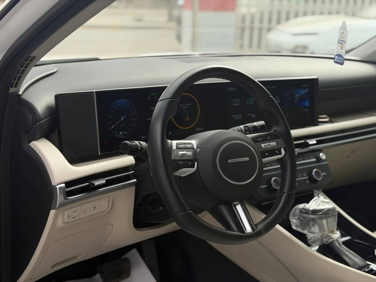 ( بسم الله الرحمن الرحيم)
توسان 🔥 2025 💣 2 كلر ⚫️⚪️

المواصفات 💯 :

1- بصمة 🔐
2- شاشة متصل 📺
3- قطعتين تبريد ❄️❄️
4- جنطة كهرباء ⚡️ 
5- كراسي 2 كهرباء ⚡️ 
6- حساس خلفي وامامي 🔊
7- شحن لاسلكي 💥
8- داخل ابيض 💟
9- تشغيل عن بعد 🕹️
10- السكف الاسود مرغوب🖤
العداد : 7 km ✅

السيارة مكفولة كفالة عامة (وضع زيرو ) ✅

 للاستفسار الاتصال على الرقم ***********
