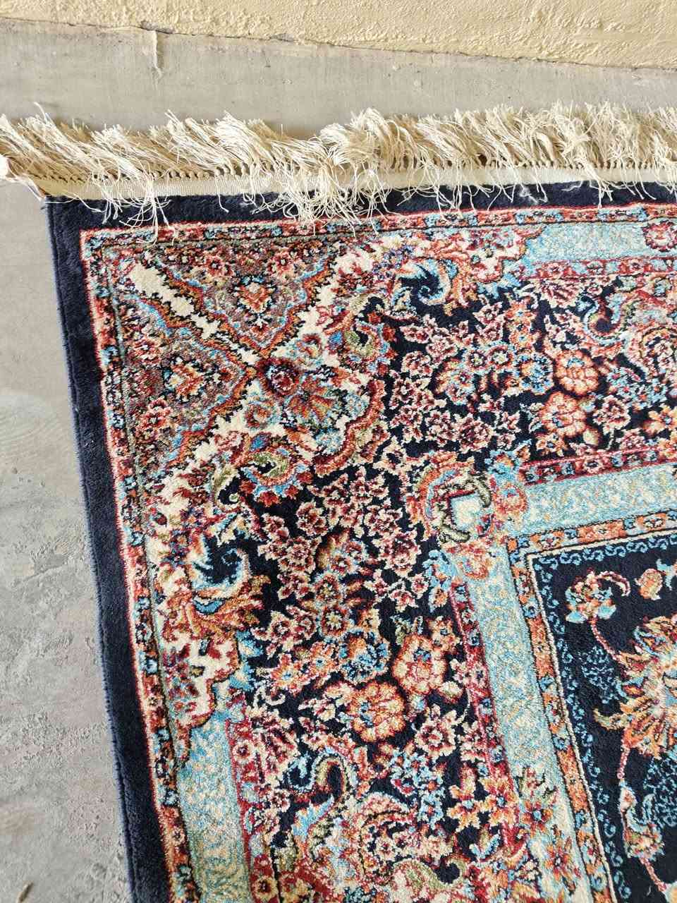 3دانە فه رشی ئێرانی 440شانە ی عه سڵی قیاسیان 3به4ن  یە ک ڕه نگن دانه ی 60هه زاره له کە لار کۆنە ***********
