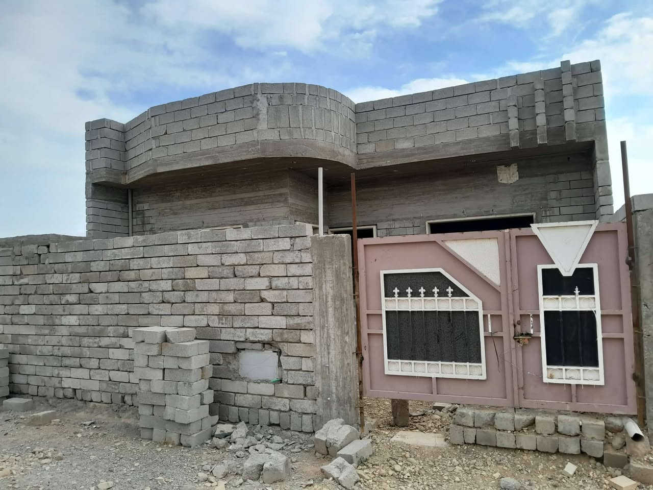 هيكل للبيع بمساحة 200 متر بالقرب من مدرسة غصن الزيتون كرفانات كامل التاسيسات ماء ومجاري شغل هندسي وكوبلنات الشبابيك والأبواب مقاطعة 35 رشيدية وبيها كارت بلدية الإتصال بالرقم آسيا ***********  وكورك ***********
