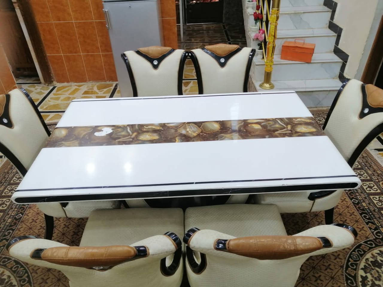 ميز طعام خشب تركي اصلي 6 كراسي كامل مستعمل اخو الجديد للبيع مو كلف بل نشر ***********
