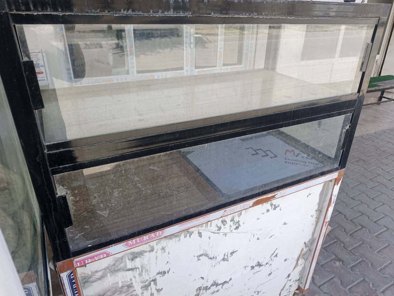 سلام عليكم للبيع ميز طول120 وعرض 60سعر 75الف  ***********
