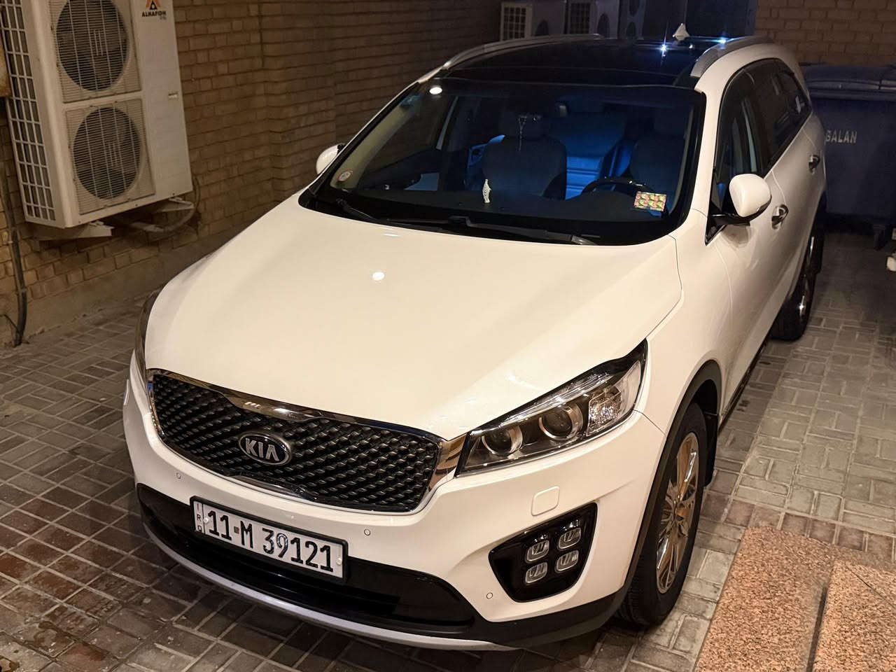 السلام عليكم ورحمة الله 
كيا سورنتو خليجي موديل 2018 
اعلى فئه فول مواصفات 
مود درايف
هندبريك دكمه 
اوتو هولد 
لايتات زنون متحركه ذكيه عند تغيير اتجاه الستيرن 

حساسات امامي خلفي 
جنطه كهرباء بصمه 
أشاير ترحيب 
ماشيه 86 الف  
سياره مكفوله من كلشي 
 كير ومحرك وتبريد وصدر كله مكفول 
مكفوله من الصبغ والبارد والضربه 

رقم بغداد ومكانها بغداد ساحة عدن 
***********
