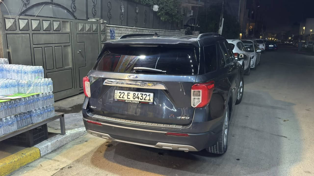 للبيع 28000$ كلين تايتل عداد46مايل
1. المحرك والأداء (Powertrain)
 المحرك: ايكوبوست (EcoBoost) رباعي الأسطوانات (I-4) سعة 2.3 لتر مع شاحن توربيني.
 القوة الحصانية: 300 حصان عند 5500 دورة في الدقيقة.
 عزم الدوران: 420 نيوتن متر (310 رطل-قدم) عند 3500 دورة في الدقيقة.
 ناقل الحركة: أوتوماتيكي متطور من 10 سرعات.
 نظام الدفع: تتوفر بدفع خلفي مستمر (RWD) أو نظام دفع رباعي ذكي (AWD) مع نظام إدارة التضاريس (Terrain Management System) الذي يوفر حتى 7 وضعيات قيادة مختلفة (اقتصادي، رياضي، رملي، صخري، إلخ).
 معدل استهلاك الوقود: تقريباً 12.7 كم/لتر (على الطرق السريعة) وحوالي 10.5 كم/لتر (داخل المدينة) حسب ظروف القيادة وطبيعة الدفع.
2. التصميم الخارجي (Exterior)
 الإضاءة: مصابيح أمامية وخلفية وكشافات ضباب تعمل بتقنية LED بالكامل، مع ميزة التحكم التلقائي في الضوء العالي.
 العجلات (الجنوط): تأتي قياسياً بجنوط ألمنيوم مقاس 18 إنش (وتتوفر مقاس 20 إنش في بعض الحزم الاختيارية كحزمة المظهر الرياضي).
 المرايا والشبك: شبك أمامي مميز لفئة XLT مع مرايا جانبية مدفأة بلون الهيكل (أو سوداء) وقابلة للتعديل كهربائياً.
 الباب الخلفي: باب الصندوق الخلفي يفتح ويغلق كهربائياً.
 اللمسات الإضافية: سكك سقفية (Roof Rails) باللون الأسود أو الكروم لتثبيت الأمتعة، وعازل صوتي للزجاج الأمامي والجانبي لركوب أكثر هدوءاً.
3. المقصورة الداخلية والراحة (Interior & Comfort)
 السعة: تتسع لـ 6 أو 7 ركاب حسب التوزيع (مقاعد متصلة في الصف الثاني أو مقاعد كابتن منفصلة).
 المقاعد: تأتي مقاعد قماشية فاخرة (أو جلد ميكروفيبر ActiveX في الفئات الأعلى من XLT)، مع ميزة التحكم الكهربائي بمقعد السائق (10 وضعيات) والراكب الأمامي، بالإضافة إلى تدفئة المقاعد الأمامية وعجلة القيادة.
 التكييف: نظام تكييف أوتوماتيكي ثلاثي المناطق (Tri-Zone Climate Control) لضمان راحة الركاب في الصفوف الثلاثة مع فتحات تكييف علوية وجانبية.
 المساحة التخزينية: مساحة ممتازة للصندوق، ويمكن طي الصفين الثاني والثالث كهربائياً أو يدوياً بالكامل للحصول على مساحة تخزين مسطحة عملاقة تصل إلى 2486 لتراً.
4. التقنيات والترفيه (Technology & Infotainment)
 الشاشة الوسطى: شاشة تعمل باللمس مقاس 8 إنش تدعم نظام فورد SYNC 3.
 التوافق: دعم كامل لنظامي Apple CarPlay و Android Auto.
 العدادات: شاشة معلومات رقمية ملونة للسائق مقاس 6.5 إنش مدمجة في لوحة العدادات.
 النظام الصوتي: نظام صوتي نقي مكون من 6 مكبرات صوت مع منافذ USB و USB-C موزعة في الأمام والخلف.
 ميزات إضافية: نظام الدخول الذكي وتشغيل السيارة بلمسة زر (بصمة)، ونظام التشغيل عن بُعد (في حزم محددة).
5. السلامة وأنظمة مساعدة السائق (Safety - Ford Co-Pilot360)
تأتي السيارة مجهزة بحزمة الأمان المتكاملة من فورد والتي تشمل:
 نظام التحذير من الاصطدام الأمامي مع الكبح التلقائي في حالات الطوارئ (AEB).
 نظام رصد النقاط العمياء (BLIS) مع التنبيه لحركة المرور الخلفية.
 نظام الحفاظ على المسار والتحذير عند الانحراف.
 كاميرا للرؤية الخلفية مع حساسات اصطفاف خلفية.
 نظام تثبيت السرعة التكيفي الذكي (الراداري) مع ميزة التمركز في المسار (اختياري ضمن حزمة +Assist).
للاستفسار
***********
