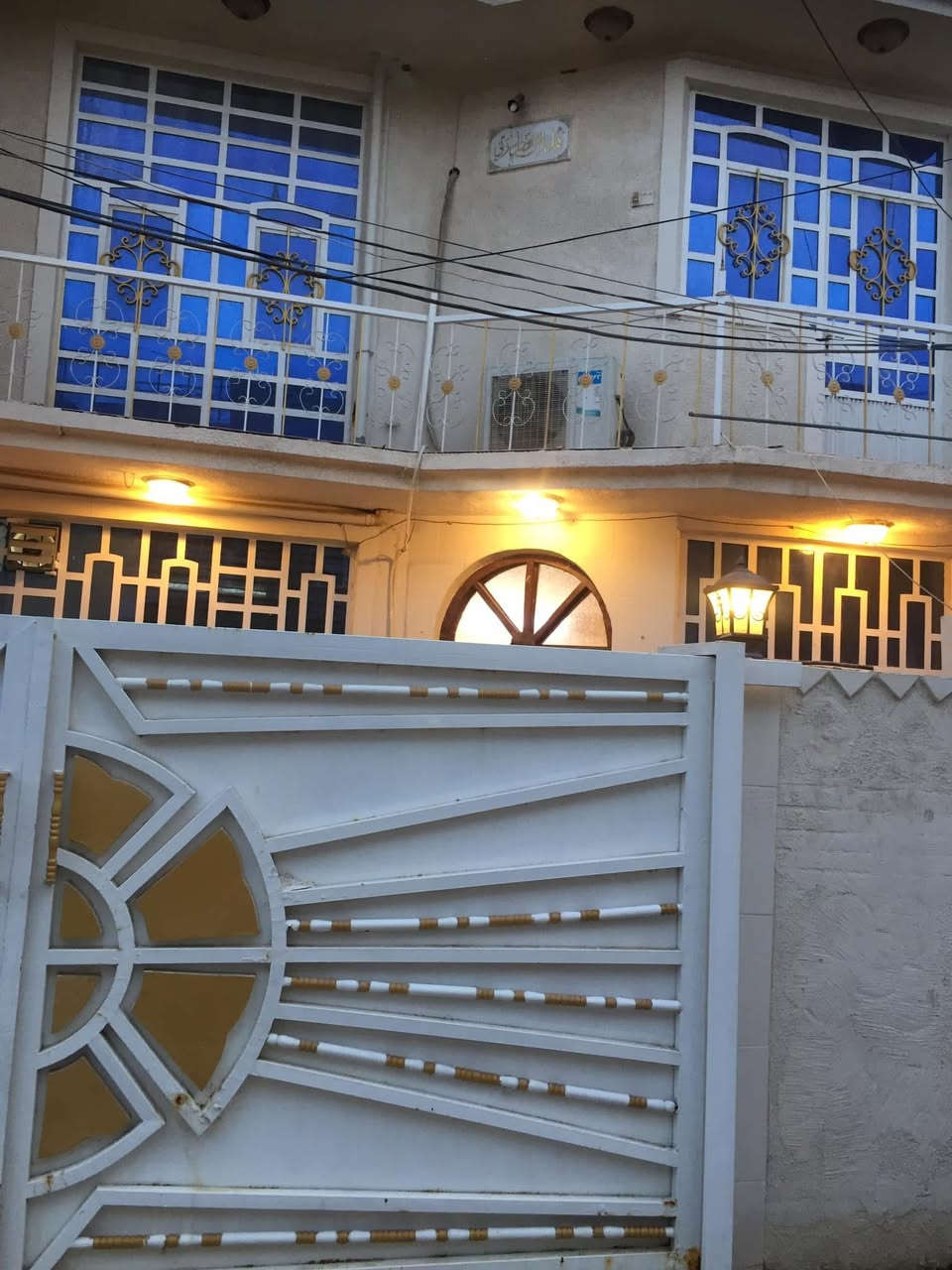 السلام عليكم دار للبيع الموقع في بداية شفته المساحة 120م  البناء كل طابوك الدار طابقين  محتوى الدار الطابق الاول استقبال ومطبخ وصالة وغرفة نوم  وصحيات داخلية وخارجيه. الطابق الثاني غرفتين نوم كبيرات  السعر 125 وبيها مجال للشراي الاستفسار على الخاص لو على الرقم *********** الدار طابو زراعي قرار 25
