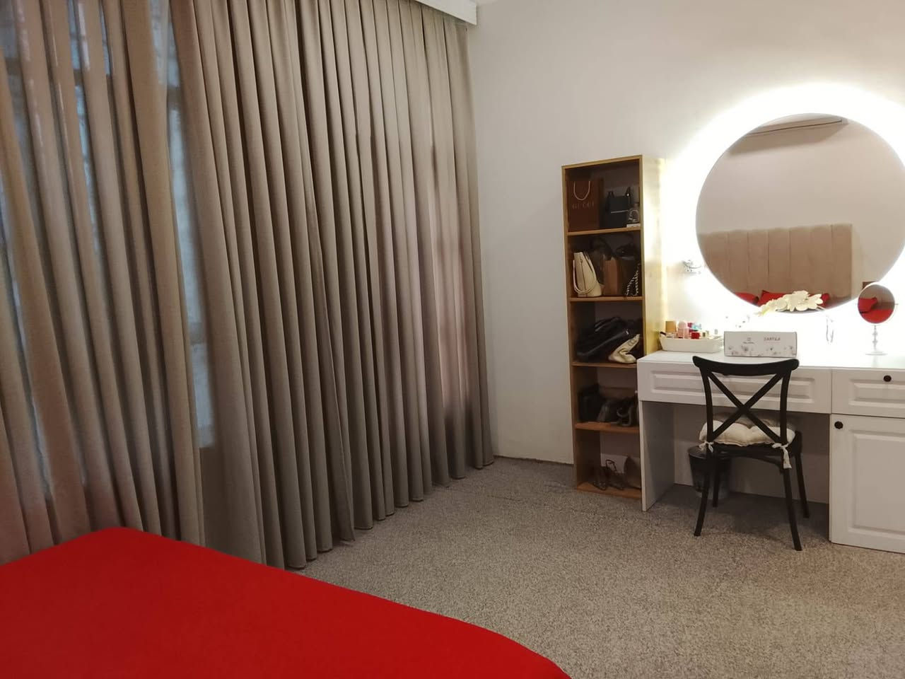 مشتمل 50 م واجه 5 م العنوان حي البساتين شارع احمد الوائلي فرع قصابه مسلم واخوانه  قرب اسواق جدو 
 3 طوابق 3 غرف نوم 
مدخلين  ينباع مع الاثاب او بدون اثاث 
***********
