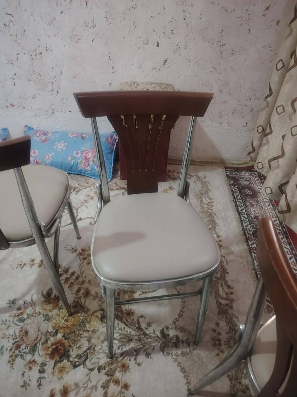 ميز طعام مرمر جديد معا اربع كراسي بوب الشام   السعر ٣٠٠ رقم الهاتف ***********
