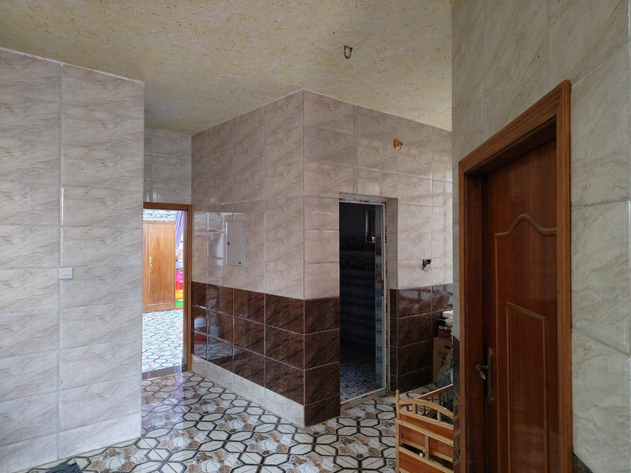 سلام عليكم
بيت مساحته 200متر على شارع تجاري بناء جديد يحتوي على 4غرف نوم مطبخ صحيات استقبال حولي عنوان البيت بغداد ابو غريب النصر وسلام مقابيل شركه الفارس السعر البيت ولا اثاث 240 مليون بدون الاثاث 230 مليون رقم تلفون ***********
