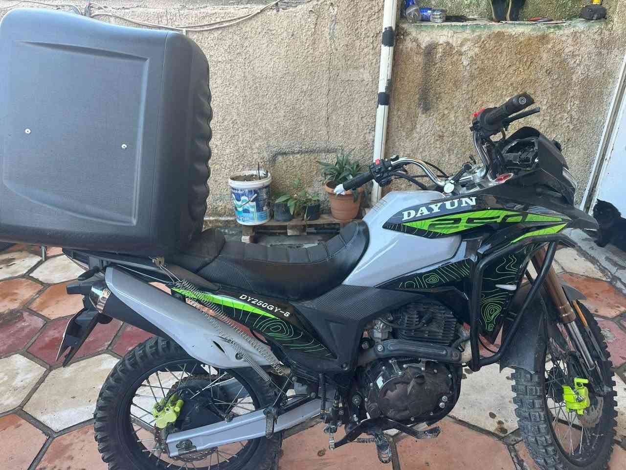 السلام عليكم 
دراجه دافنجر دايوان للبيع 
موديل 2025 مرقم تحويل ثاني يوم 
بيه حادث بسيط فقط الشاشه مال عداد
استيرن رحال 
دراجه جديده ما مفتوحه 
كلشي بيه بلادي 
متوازي علا بعته 
اريده 2او نص متوازي عليه
***********
