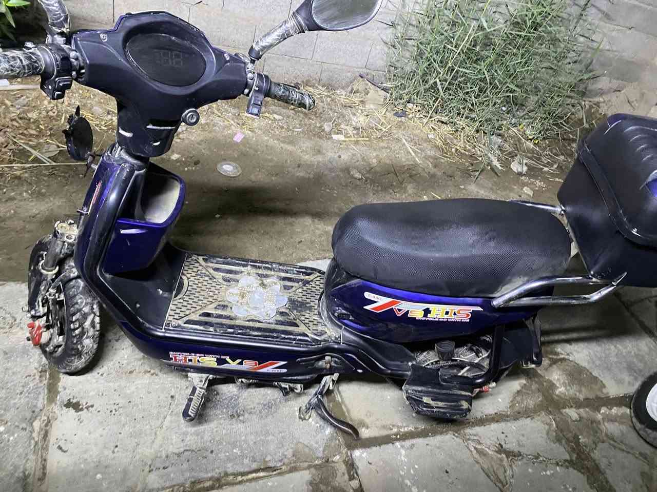 السلام عليكم دراجه كهربائيه شحن حجم 16 مابيه شي بس نقص جاملغ امامي وصحن لتاير الكدام ماكو غيرهن دراجه اربع تمر ترجع للخلف سعره 200 وبيه مجال ***********
