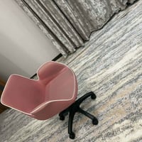 ميز وكرسي • فيه مجال