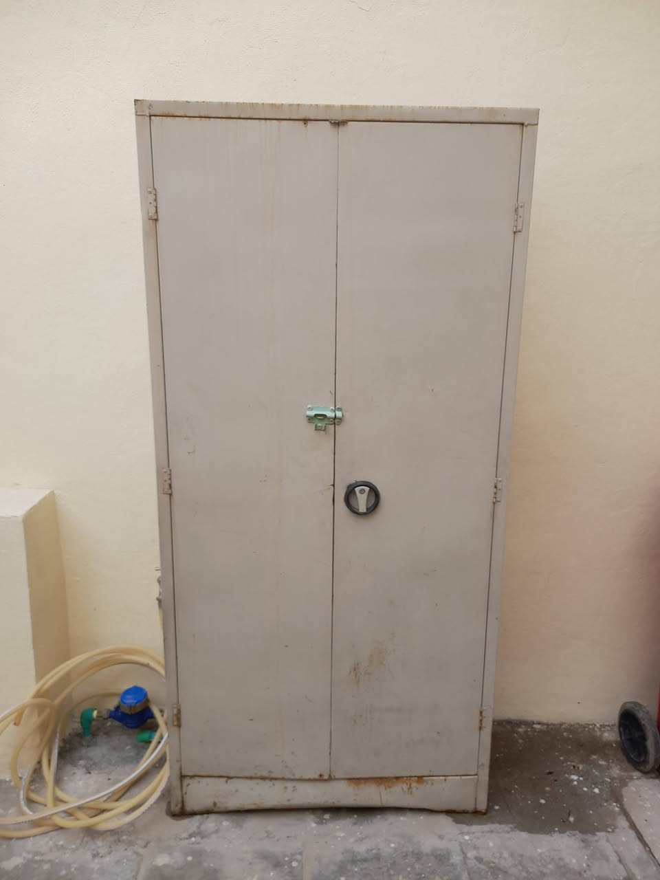 السلام عليكم  دولاب حديد 4 رفوف للبيع سعرة 70 الف وابية مجال للستفسار ***********
