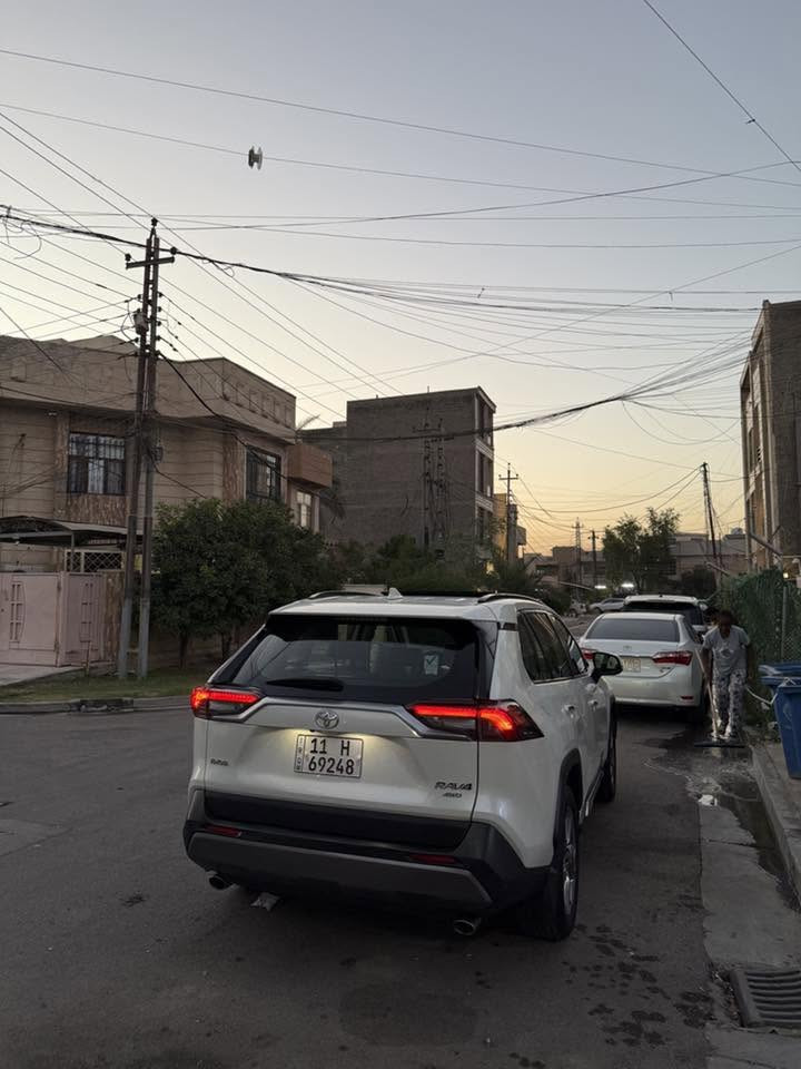 السلام عليكم 

راف فور 2020
خليجي 1/1 فول مواصفات 
ماشيه 64 الف حقيقي 
وكالة sas 
كفاله عامه لا صبغ لا تبديل لا حادث
بيها حالوب بالبنيد وعايفه على وضعه 
معتني بيها تبديل دهن بالشركه ومداريها 
المواصفات 
بصمه ابواب وتشغيل 
صندوك كهرباء 
بانوراما قطعتين 

بجم زينون 
كراسي جلد والسايق كهرباء
تبريد كشنات 
ويل كروم 
تايرات جدد مبدلهن
على وضعية البگ تنزل المرايه الجانبيه للراكب
دفع رباعي وتكدر تفصله 
بريك تلقائي على المنحدرات 
كامره خلفيه دواره 
لد خلفي وامامي 
4 حساسات امامي
4 حساسات خلفي 
مري شفط 
وضعيات قياده سبورت نورمال ايكو 
وضعيات ثلج وصحراء وصخور
منافذ شحن عدد 5 
شاحن لاسلكلي 
مثبت سرعه 
وباقي المواصفات المعروفه 
السعر 265$ وبي مجال للشراي
السياره جديده وكعدتها تخبل بس الجانيها يعرفها 

للاستفسار 
***********
متوفر واتساب 

مع جزيل الشكر..
