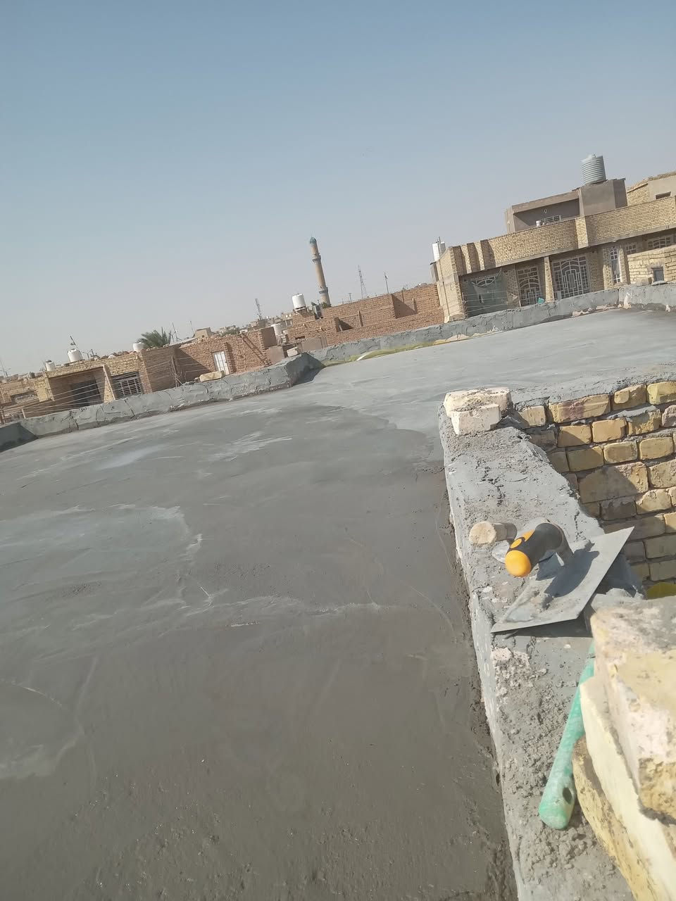 السلام عليكم
شغلنا  فرش السبيس والحدل  وقلع  التراب  الزائد وصب السطوح  وصبة  النظافة  

***********
