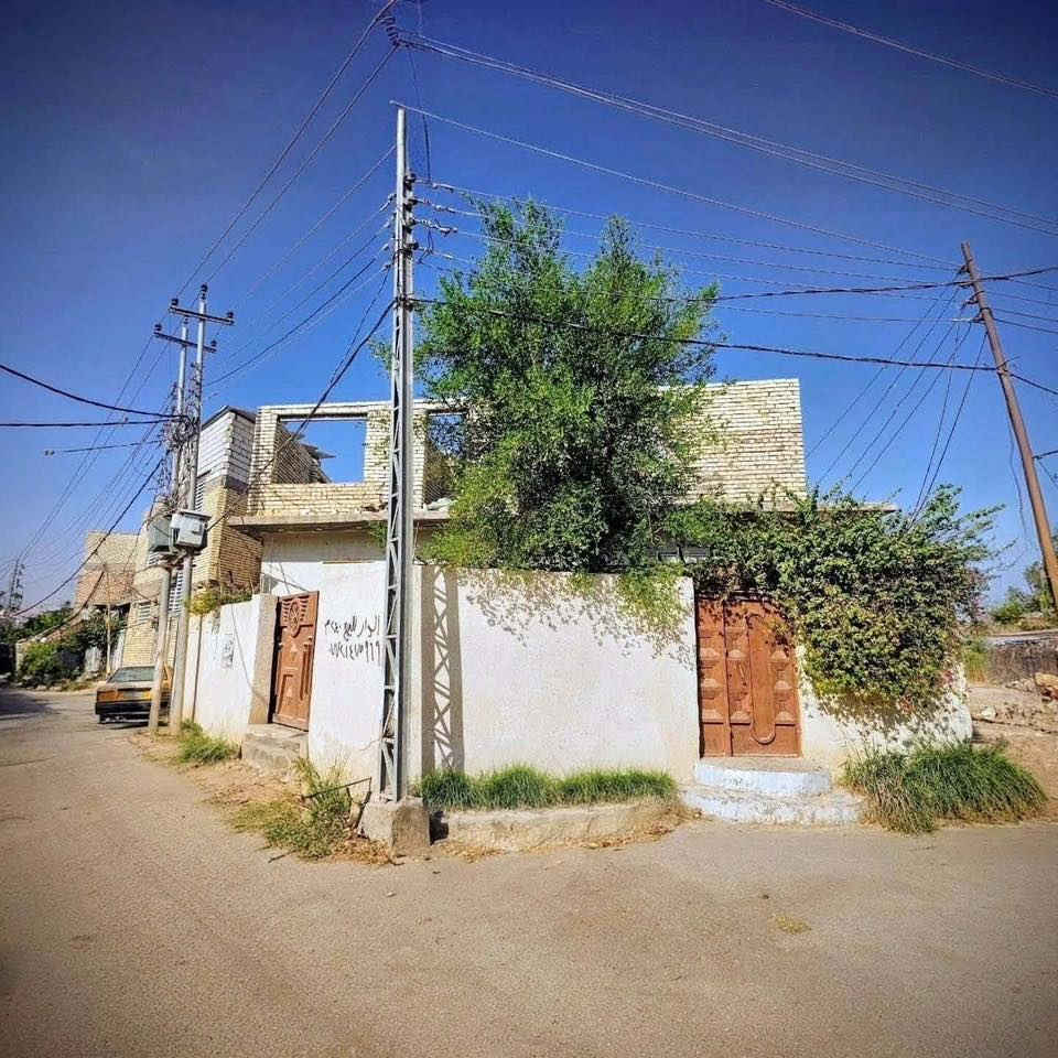 دار للبيع  بالكوفة قرب فلكة الدلال طابو زراعي ومعاملة طابو صرف كاملة
طابقين الطابق الثاني واصل للسقف

ركنين على 3 شوارع 

مساحة البيت الكلية 240

180 بناء

31 دنكة كونكريت مسلح (بيت وسياج دنك)

اساس صب وسقف صب كونكريت وبناء طابوق

كهرباء بواري دفن شغل راقي جدا ومتعوب عليه

يحتوي البيت على:

الطابق الاول:

صالة كبيرة جدا

2 غرف

استقبال

مطبخ

حمام داخلي سيراميك وسقف الحمام صب كونكريت مسلح مع مخزن فوقه

حمام خارجي سيراميك سقف صب كونكريت مسلح

صالة

الطابق الثاني مبني للسقف

3 سويتات مع حماماتهن

الحديقة مزروعة ومثمرة ما شاء الله.

العنوان: الكوفة قرب فلكة الدلال.

***********.   ***********.
