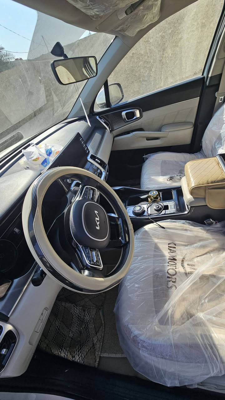 ♡سورنتو  للـبـيـع ♡
سورنتو 6 سلندر 2022 
- لوحات اربيل بأسم شركه-
- مكان السيارة ديوانيه المركز-
-سياره كفاله عامه من كلشي
حتى من الشخط

الموديل : 2022. (خليجي) . 
المحرك  : 6 سلندر 3500cc 
العــــداد :  46 الف كيلو متر . 

المواصفات :
* شاشة عدادات متغيرة.
* كشنات كهرب 
* هاند بريك بصمة . 
* كير مواس 
* صندوق كهربائي .
* بردات أبواب خلفية . 
* اطار قياس 255/45R19 انج .
* تخم اطارات جديد 
* دخول وتشغيل بصمة .
* أنظمة قيادة متعددة .
* شحن وايرلس .
* كاميرا خلفية . 
* المصابيح الأمامية زنون .
* كشافات الضباب زنون . 
* تشغيل عن بعد .
* مقعدين الامامية كهرباء .
* نظام APPLE CARPLAY.
* انارة داخلية متعددة الالوان.
* حساسات خلفية وامامية .
* دوسات جانبية .
* مكيف 3 قطع مع وحدة تحكم منفصلة .
* السعر / $𝟮𝟴𝟱 『بيه مجال』.
* سياره جديده كلش لزكات الشركه بيها 
__
* للأستفسار / ***********
