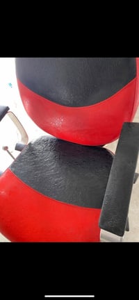 كرسي حلاقة مستخدم شي كلش قليل  سعر 145  07739474047