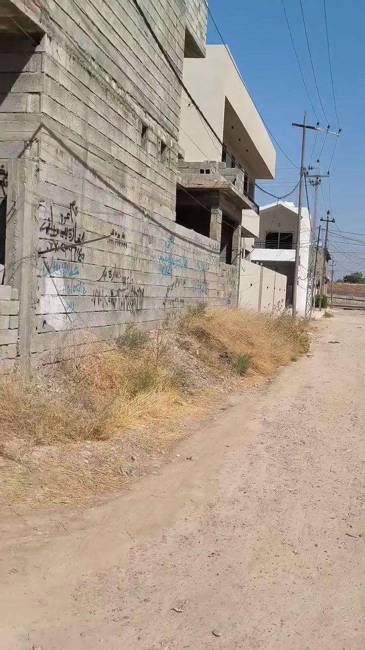 قطعه ارض للبيع قرب جسر معارض قريبه من شارع العام كلش 200 متر ماي و كهرباء كامل واصل منطقه حلوة مرتبه سعرها مناسب الشراي يتصل *********** تنباع 100 او 200 متر
