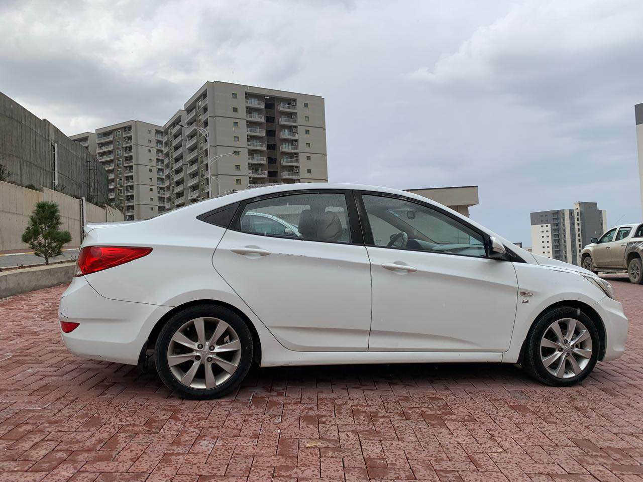 بسم الله الرحمن الرحیم

هۆندای ئەکسێنت 2012
مواسفات خلیجی
سپی، ناو زەردی قوماش
پارچە ڕەش
مەکینە و گێڕ کارەباییات بەشەرت
توندوتۆڵ
سەنەوی و ژینگە و رێگاو  بان هەموی نوێیە و بەناوی خۆمە و یەک دەستە ساڵانێکی زۆرە لای خۆمە.
بەنسبەت بۆیاخ سەیارەکە کامل پارچە ڕەشە لەسەر ساغی بێ دەعم و لێدران.
هیچ مەسرەدی نیە تەنها یەک دوو شوێن نەبێ بۆیاخەکەی هەڵداوە لە رەسمەکان دامناوە قەڵەمکاریەکی دەوێ
سعری: ٩٥ وەرەقە و معامەلە
شوێن: سلێمانی
ژمارەی تەلەفۆن وو واتسئەپ و ڤایبەر هەموی لەسەر ئەو ژمارەیە
0750 152 4517
*********** أربيل, العراق
