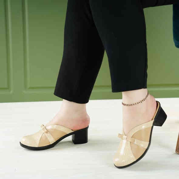 يسعد مسائكم بالخير زبائنا الكرام 
كل ماهو جديد ومميز تجدونه لدى احذيه وحقائب علاء 
شحاطات سابو مقبط جلد طبيعي ارتفاع 3 سم طبي خفيف 
موديلين بالمنشور وألوان تجنن قطعه ١٧ قطعتين ٣٠
للحجز مراسله البيج او واتساب ***********
العنوان ديالى المقداديه حي المعلمين مجمع العطافي داخل القيصريه مجاور عطاريات ابو شهد وصيدلية
