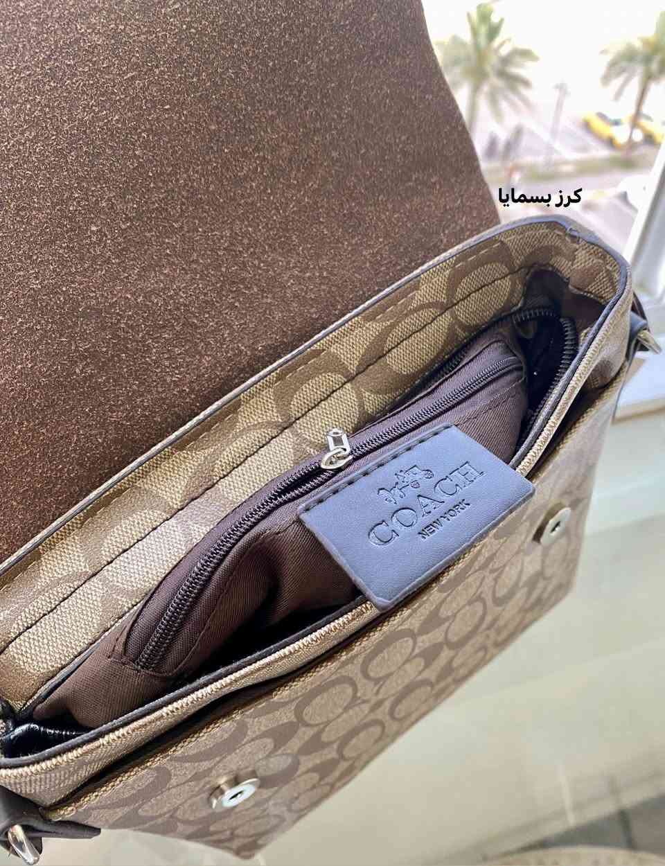 هذه حقيبة كتف للرجال وللنساء من ماركة كوتش 🤎
بتصميم "تيرنر" الكلاسيكي.
تتميز الحقيبة بتصميم "فلاپ" (قلاب) مع طباعة الشعار المميز للماركة🥰
الحقيبة مصنوعة من قماش مقاوم ومزين بنقوش الماركة مع تفاصيل من الجلد الناعم 🤎
توفر الحزام القابل للتعديل خيارات حمل متنوعة، مما يجعلها مناسبة للاستخدام 😍
متوفر توصيل .


**إذا كنت صاحب هذا الإعلان وتريد حذفه لأي سبب، رجاءا أرسل رسالة إلى الدعم الفني**