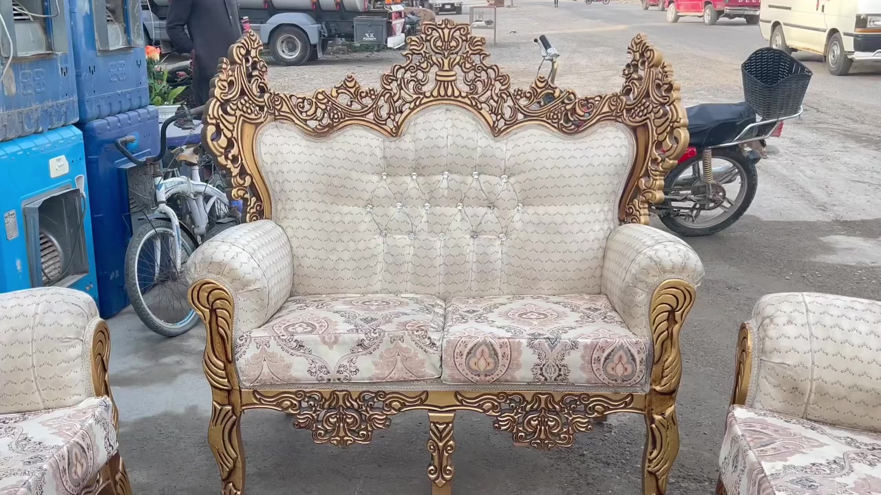 تخم  ملكي 👑 (10) مقاعد
معرض ومزاد البيت 
دلي عباس/العبور قرب جسر الشيخ حسن 
***********
