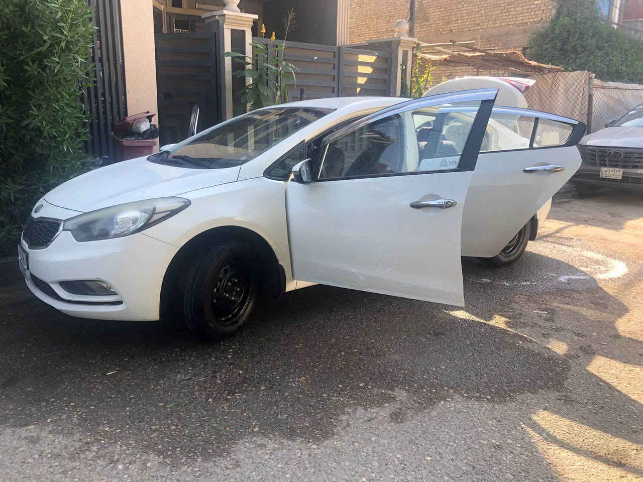 السلام عليكم سيراتو للبيع خليجي 2013 شكل 2014 السياره نظيفه كما موضح بالصور محرك 1600 دوش محرك وكير مكفولات تبريد قطعتين بيه بارد بالجاملغ الامامي بسيط گلش ومصلح والهلال مال الجاملغ الخلفي مصبوغ بس لابارد ولا ضربه 
تحگم ستيرن جهتين 
شاشه وكامرا وبلوتوث 
السعر ب120 وبيه مجال الاتصال ع الرقم *********** العنوان بغداد الحريه/الدولعي بغداد, العراق
