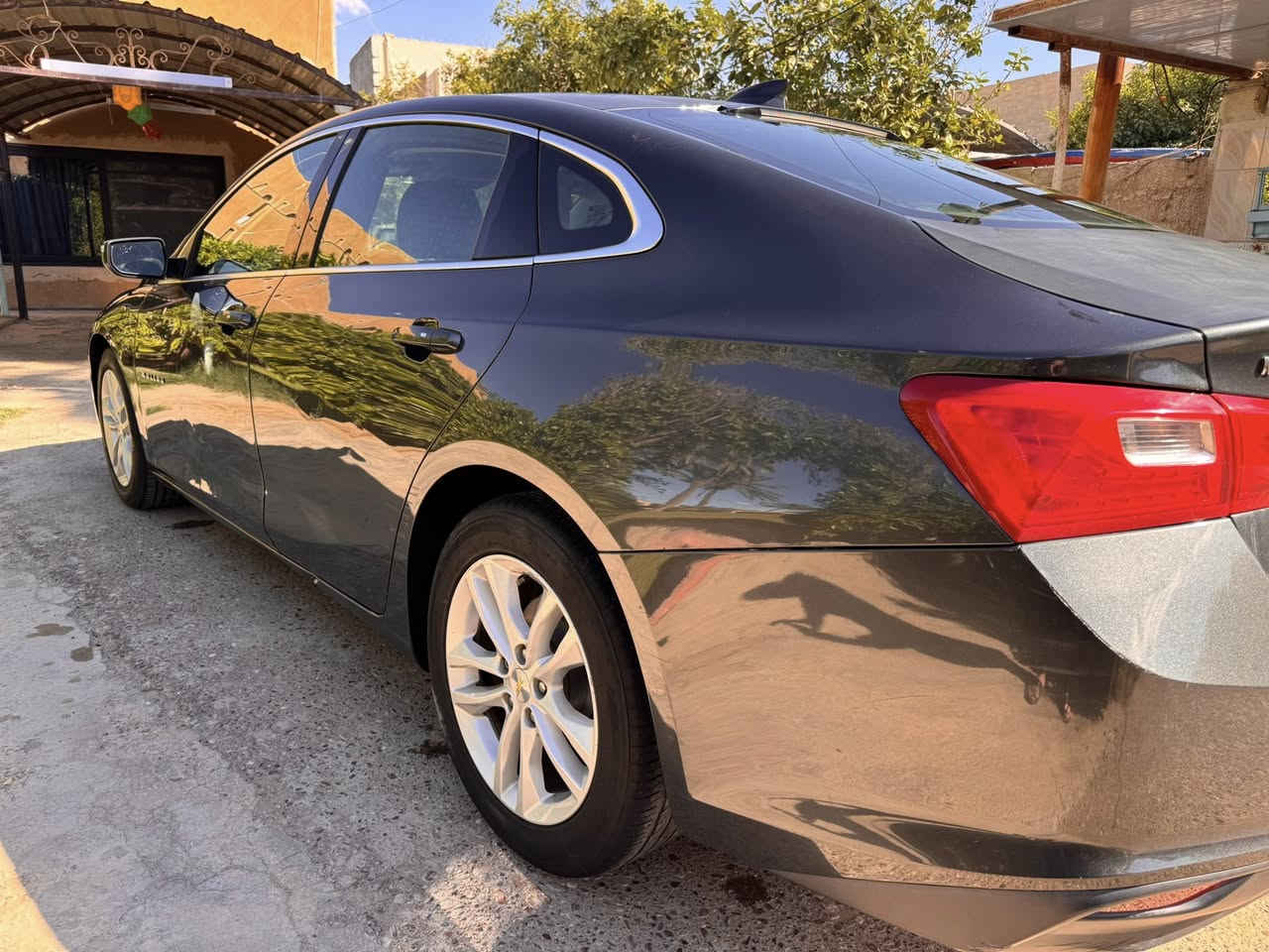 السلام عليكم 
للبيع ماليبو موديل 2018  LT
مواصفات Lt معروفه
السيارة نضيفه ومابيهه اي خلل عدا كم خدش بسيط موجود بالسيارة وواضح بالصور 
مكفوله من كلشي گير ومحرك ممفتوحات 
تخم تايرات امامي جديد 
كشن  الامامي تحكم كهرباء
بصمة بالابواب 
كاميرا 
شاشة 
محرك ١٥٠٠
العداد ١٢٩ ميل قابل للزيادة
الضرر :الجنطةالخلفية +دعاميه  مبدل نفس اللون 
السعر : 95$ وبيهه مجال  
المكان بغداد 
رقم الهاتف ***********متواجد ع الواتس اب
