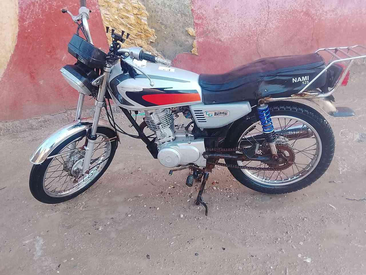 السلام عليكم 
جوه السوك 
دراجه ايراني ادوات ادوات و بل اضافه الى اوراق يعني تكدر ترمز و تمشي اوراق طبيعي و تترقم  
نضيفه كلش مكينه نشطه 
مكاني البصره ابو الخصيب عويسيان 
السعر 350و الوراق 50 يعني المجموع 400 
رقم الهاتف ***********
